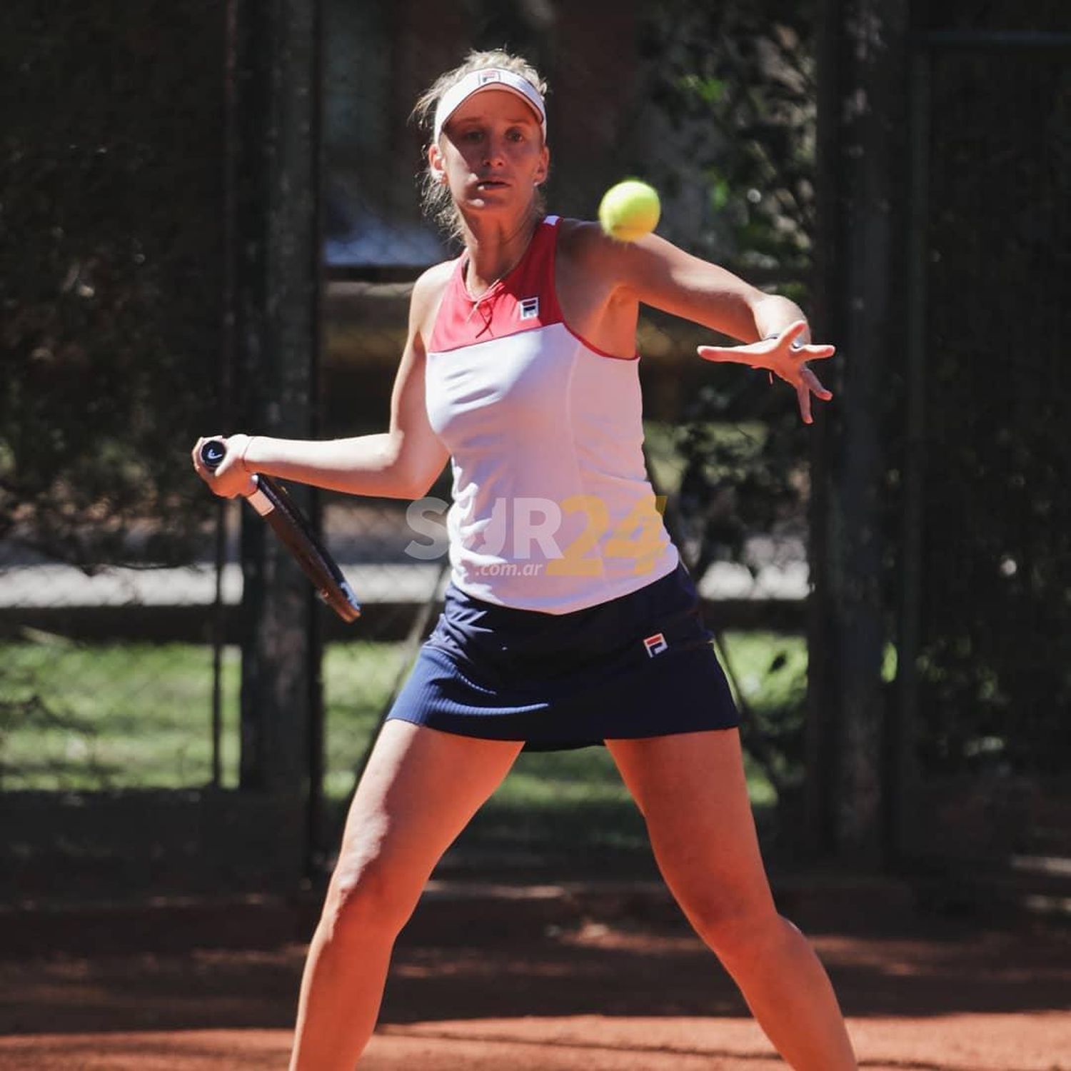 Victoria Bosio juega la final de dobles en Georgia