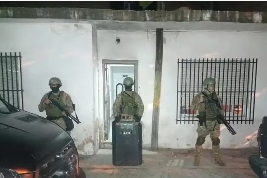 La Policía de Santa Fe en uno de los domicilios allanados