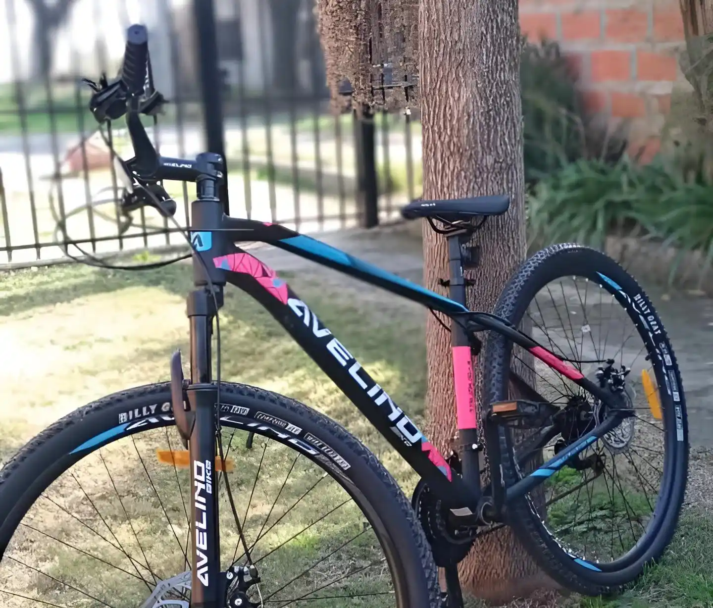 La bicicleta robada es color negra con calcomanías de colores.