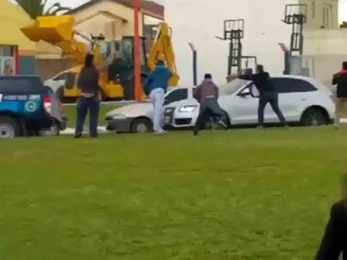 Denuncian que una de las personas que arrojó huevos al auto de Macri fue "candidato por el PJ" en las PASO