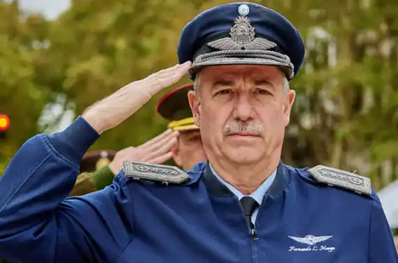 Echan al jefe de la Fuerza Aérea por uso indebido de aeronaves y presuntos hechos de abuso