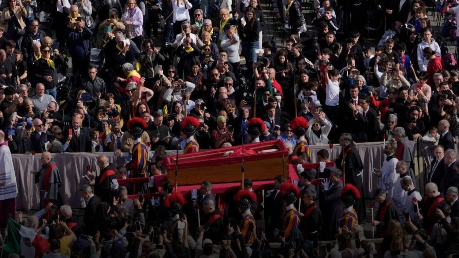 DISTURBIOS LLEGAN AL VATICANO: fieles brincan vallas para despedirse del papa Francisco