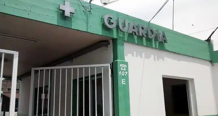Motociclista hospitalizado tras colisionar con un automóvil