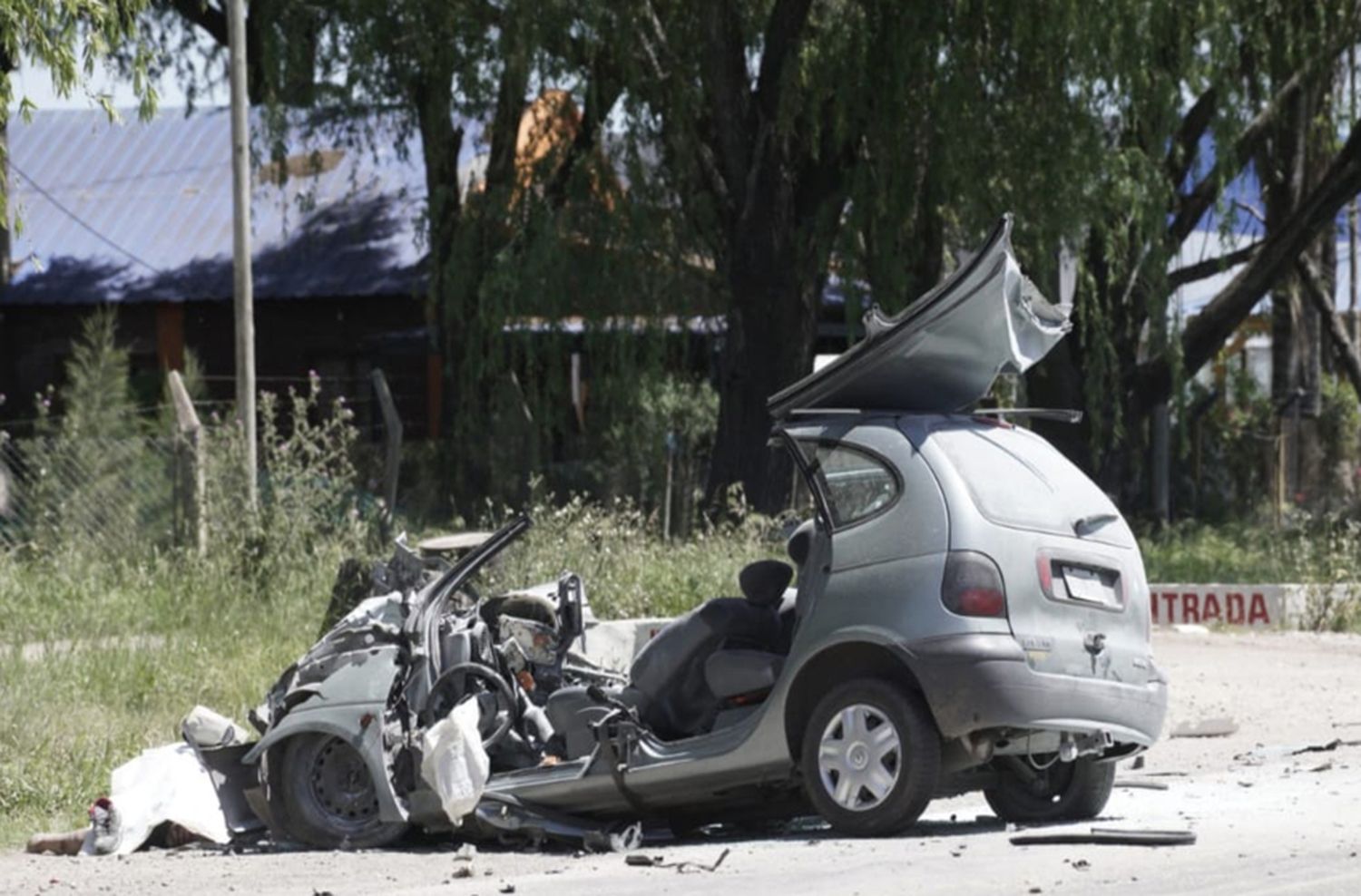 Choque fatal entre un auto y un camión dejó dos muertos en la ruta 33