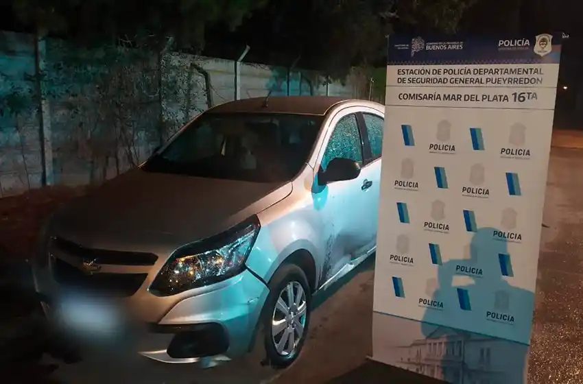 Dos menores amenazaron con un arma y golpearon en la cabeza a conductora para robarle el auto