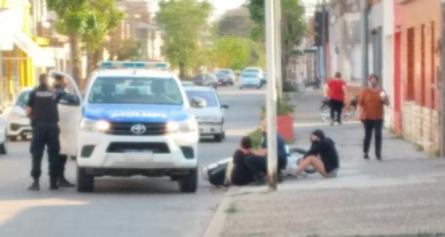 Accidente de tránsito: un móvil policial impactó contra una motocicleta