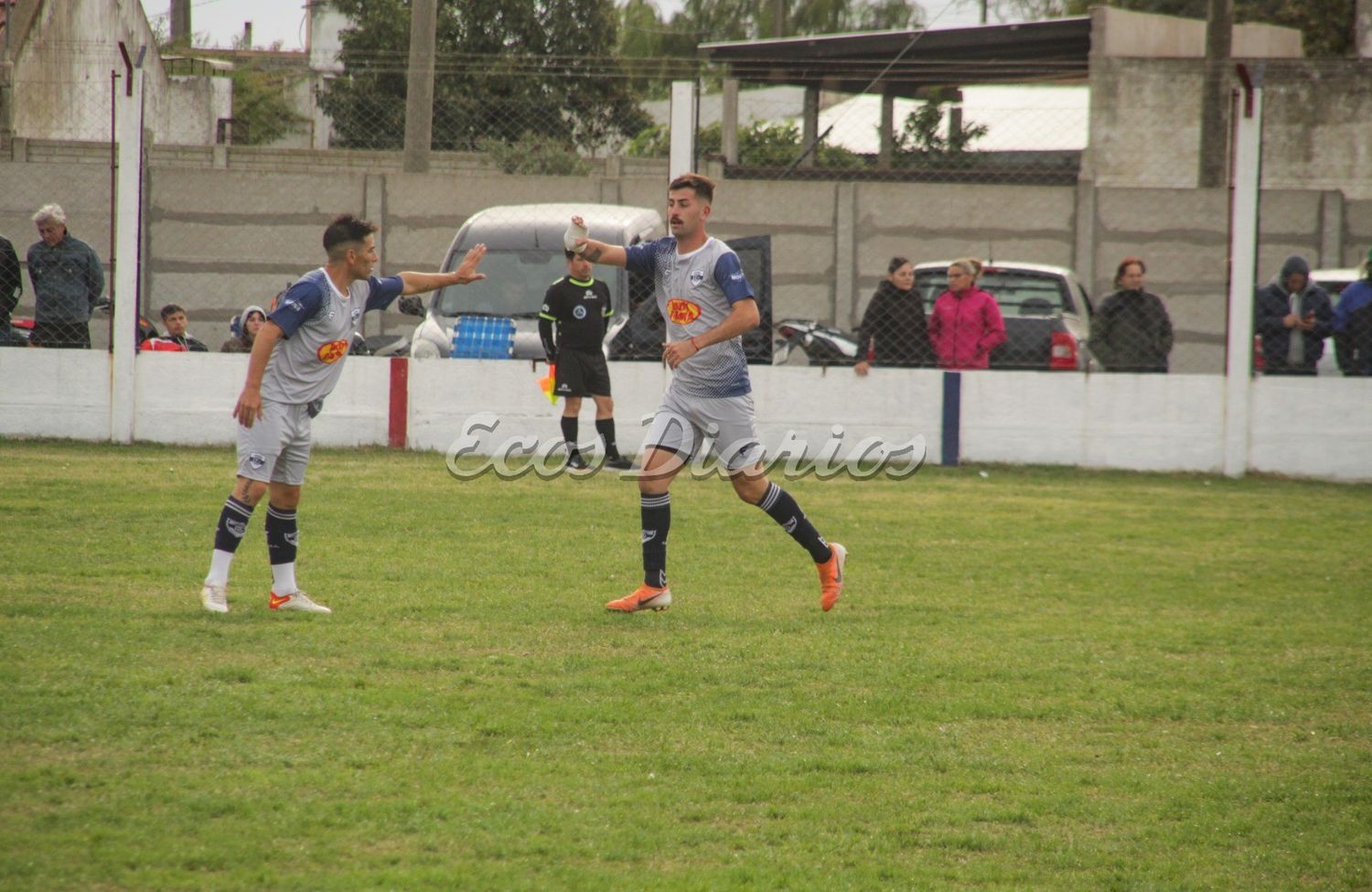 Festejo del autor del gol, Lautaro Farías (derecha) y, Gustavo Morales (izquierda)