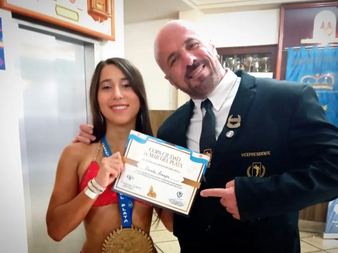 Kamila Ferreyra y su entrenador Martín Peralta en Mar del Plata, tras la obtención del título.