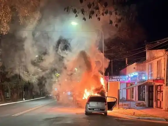 Incendio de vehículo en avenida Eva Perón