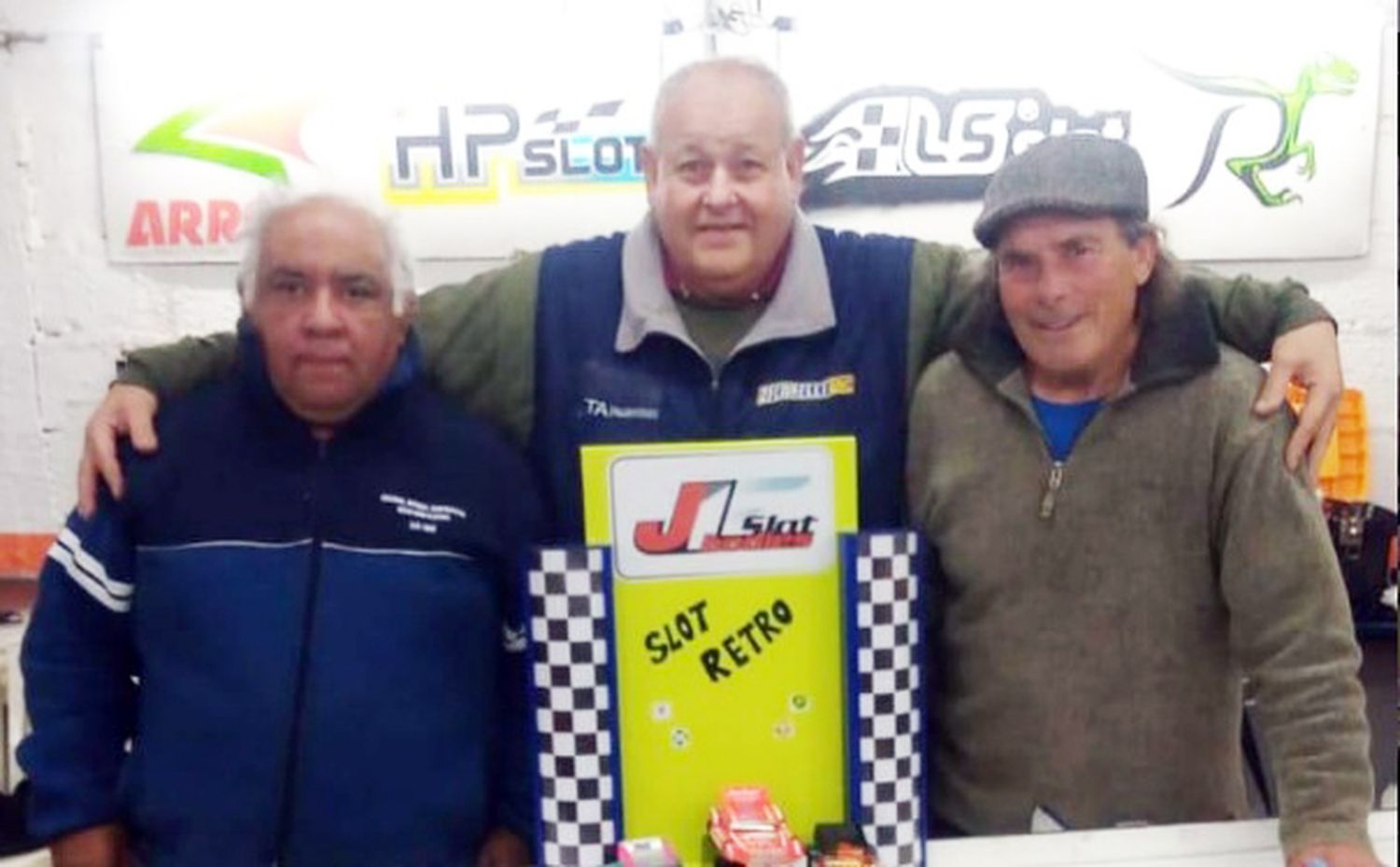 Jorge Zicarelli celebrando la victoria junto a Ricardo y Tatin Rodríguez