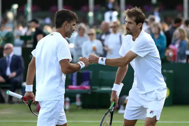 “Machi” González y Molteni durante la caída en la cancha 8 del All England.