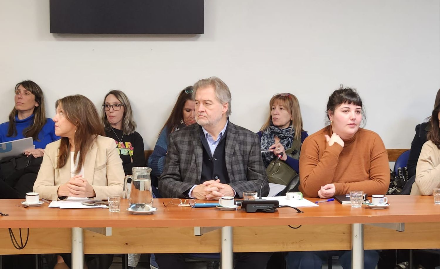 Roberto Mirabella en plena reunión de comisión.