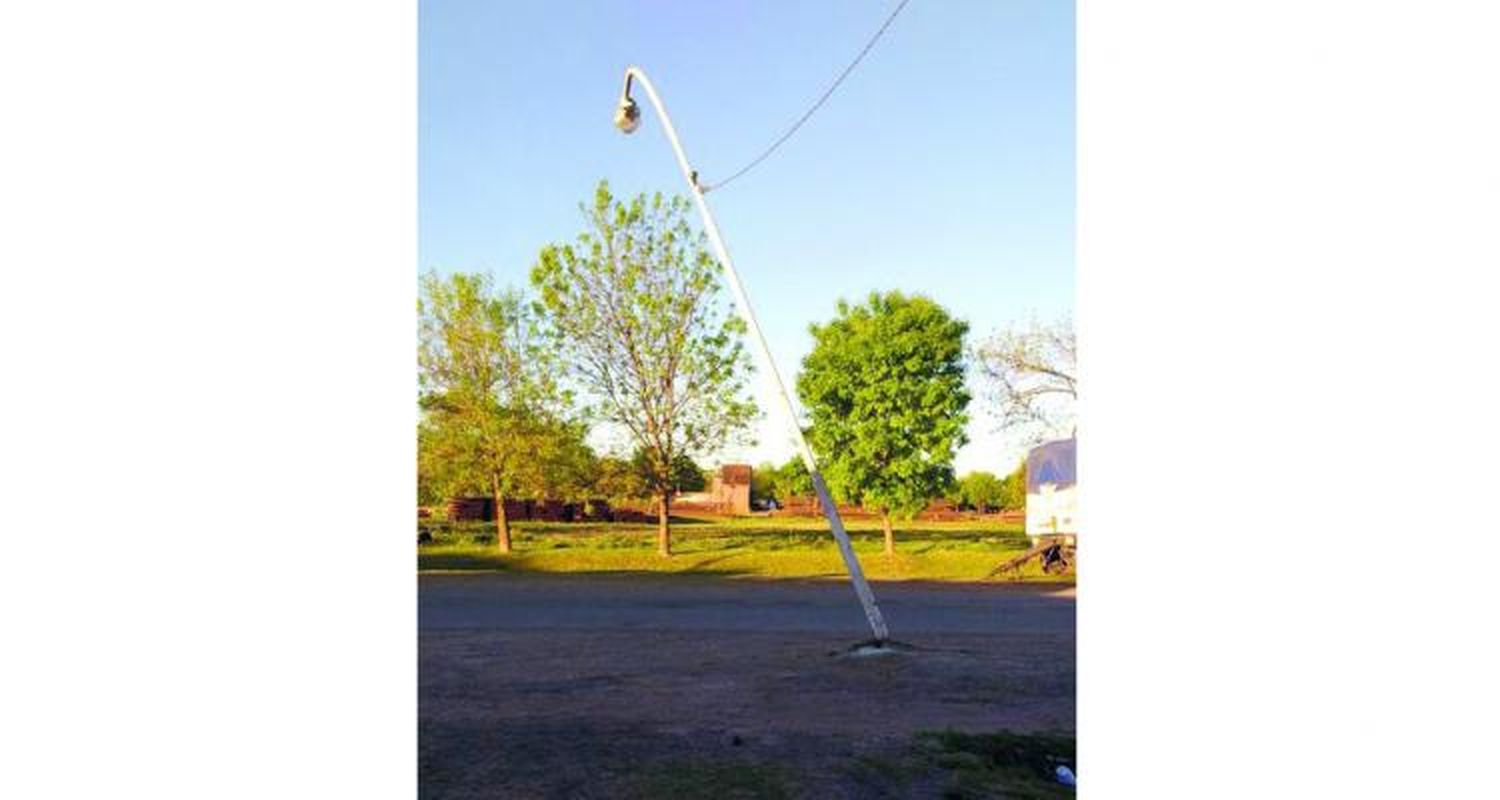 Poste chocado por regador municipal