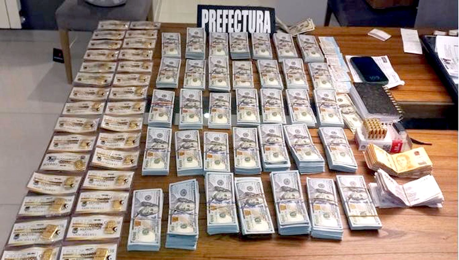 Dinero. En efectivo, entre pesos y dólares, que se halló durante los múltiples allanamientos realizados a fines de mayo pasado