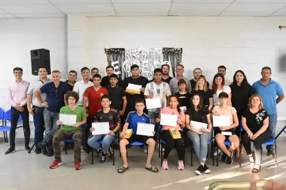 Entrega de certificados a chicas y chicos que se capacitaron en oficios