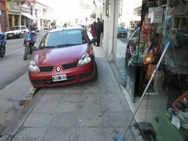 Casi una tragedia en pleno centro y en el horario de la escuela