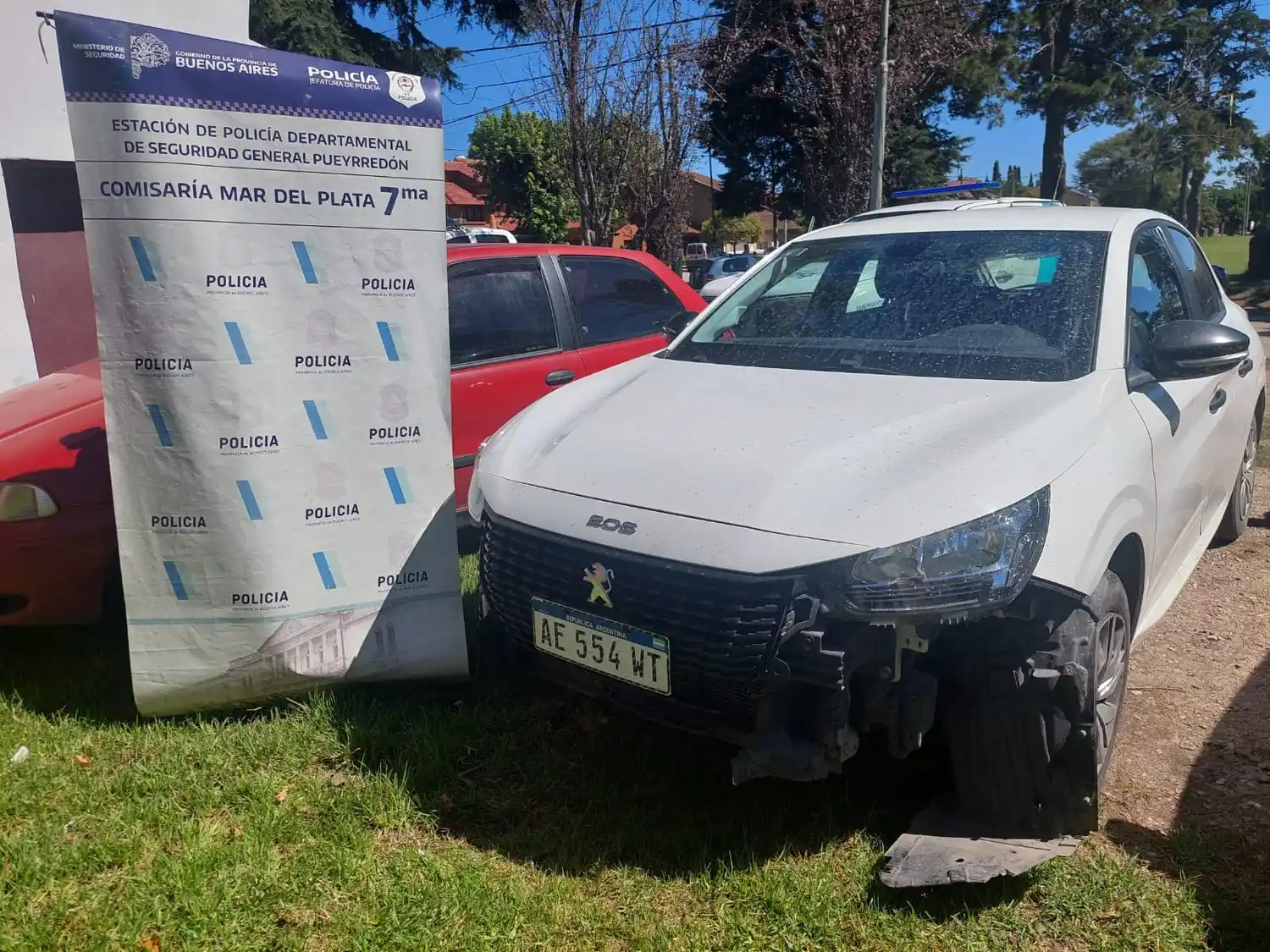 Tras una persecución detuvieron a dos hombres que circulaban en un auto robado