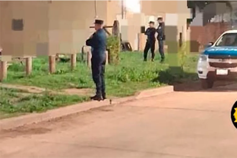 La agresora habría rociado al hombre con un líquido inflamable.