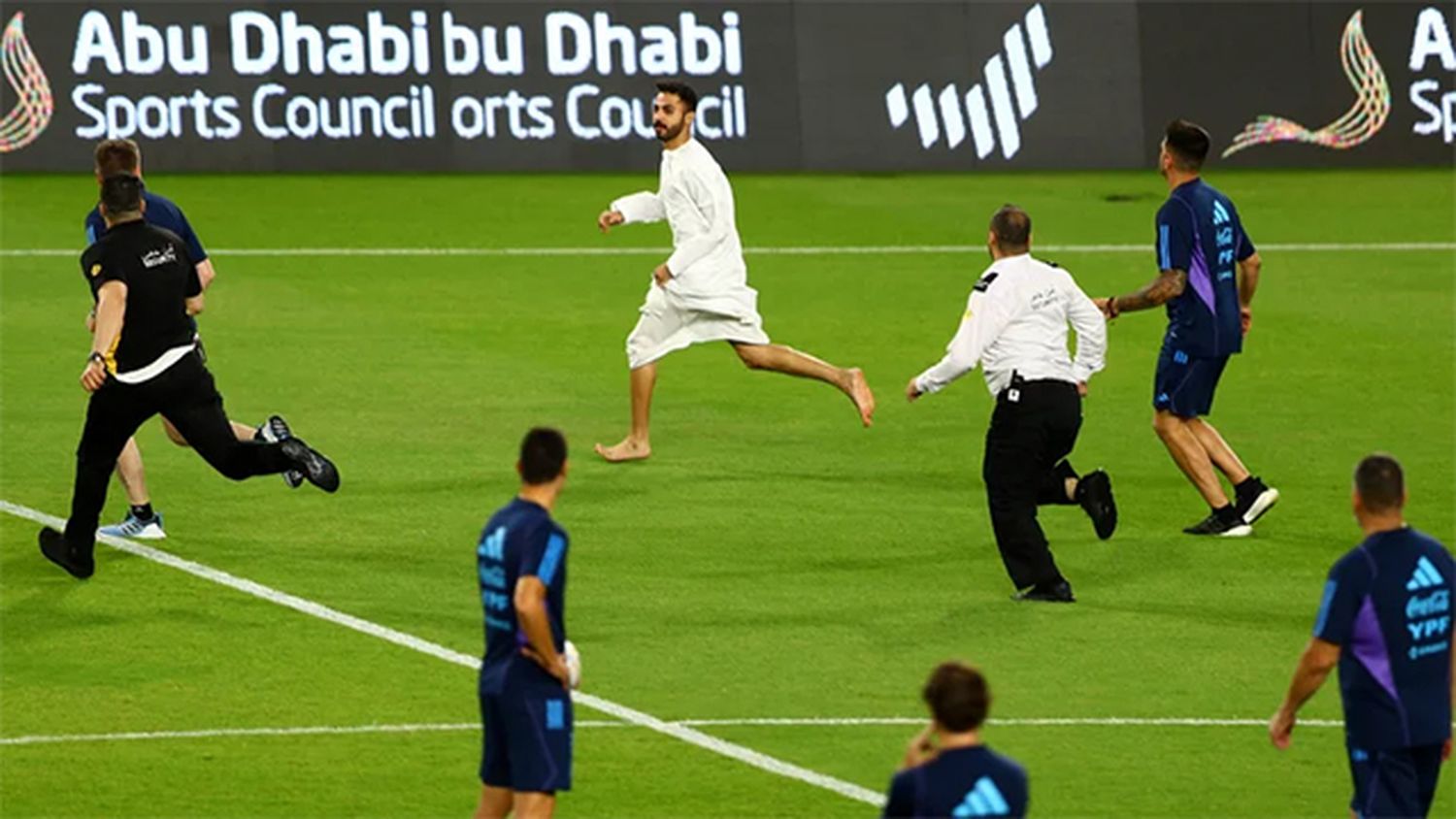 Hinchas se metieron a la cancha en busca de saludar a Messi