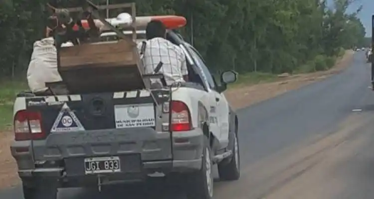 Camioneta municipal a más de 100 km/h con trabajadores a bordo
