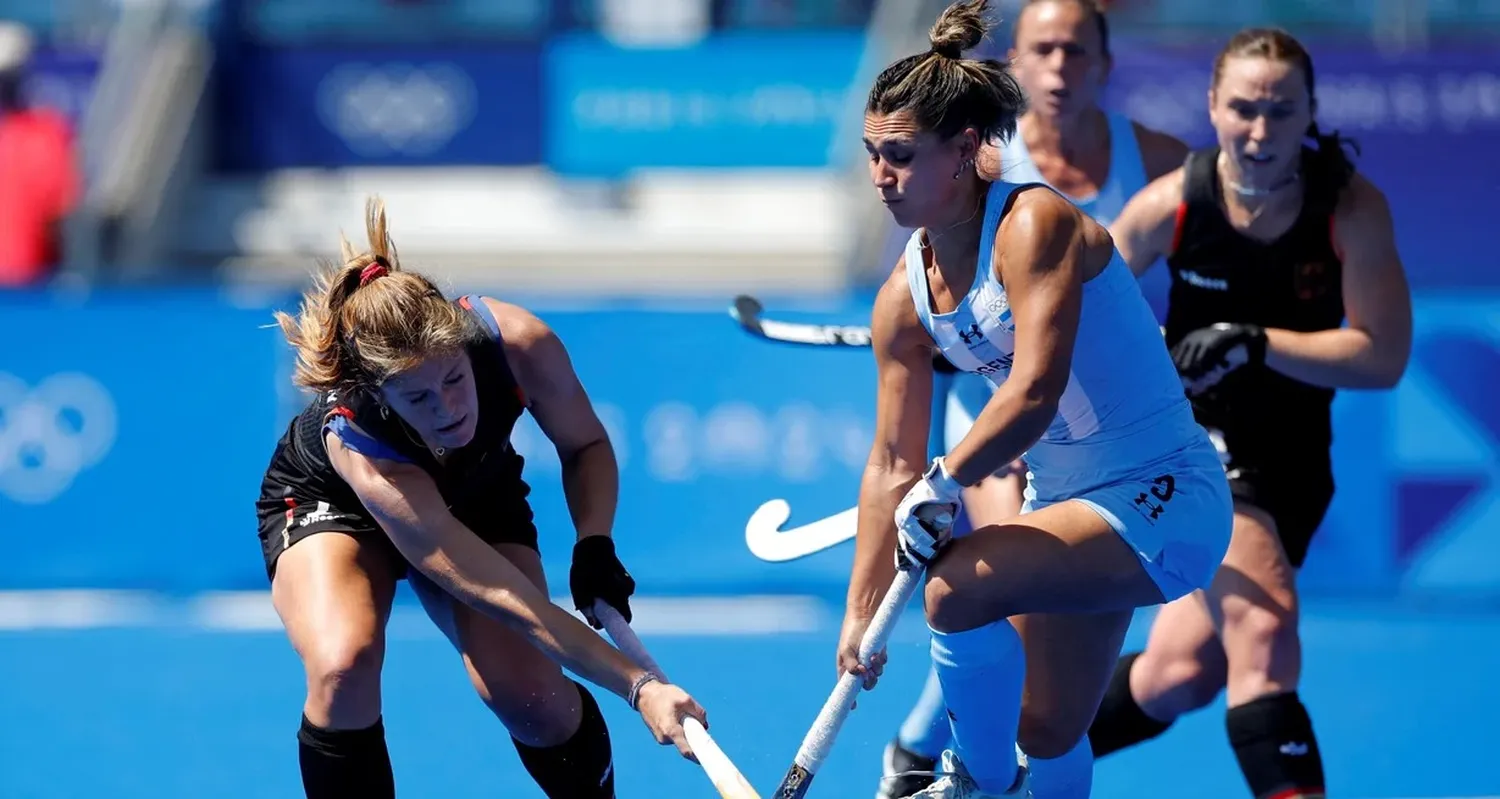 Paris 2024 Olympics - Hockey - Women's Quarter-final - Argentina vs Germany - Yves-du-Manoir Stadium, Colombes, France - August 05, 2024. Agustina Gorzelany of Argentina in action with Sonja Zimmermann of Germany. REUTERS/Adnan Abidi