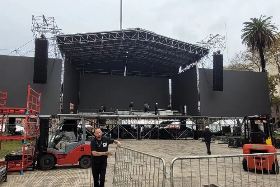 Preparativos en Plaza de Mayo