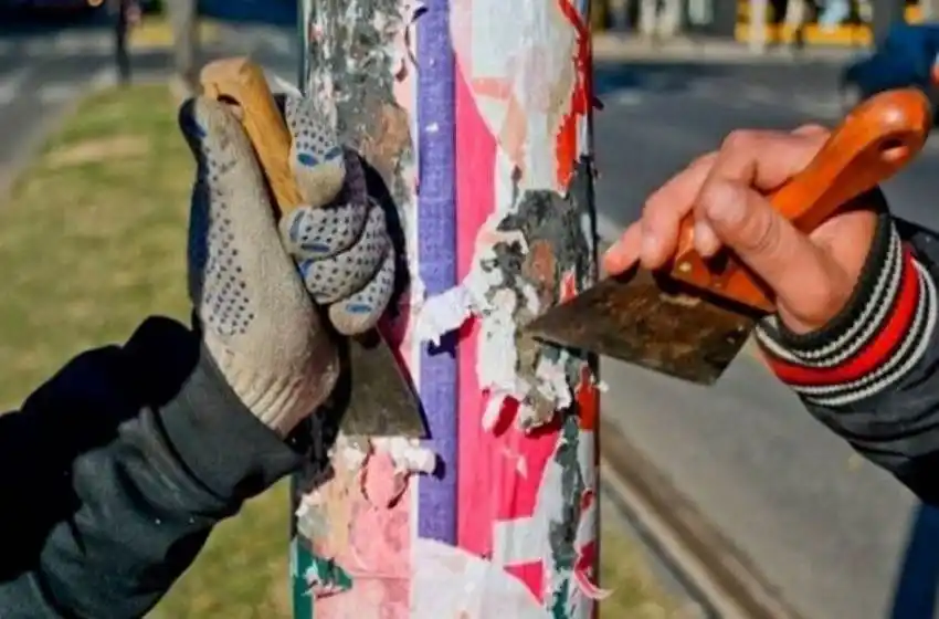 Quitarán afiches de candidatos políticos y les cobrarán por la limpieza de la publicidad ilegal