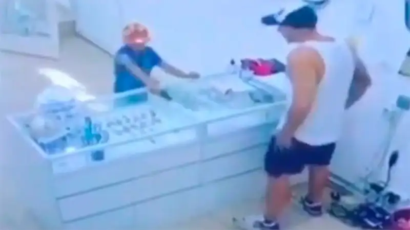 Nene de 8 años quiso robar en joyería: "Dame todo o te quemo", le dijo al dueño