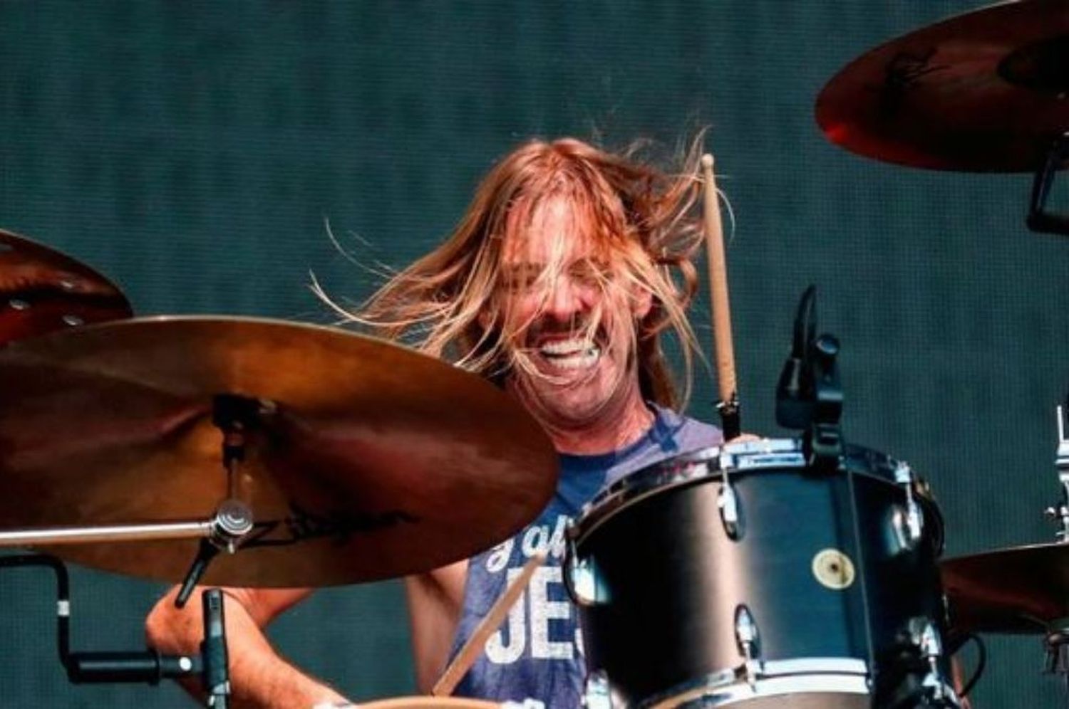 Murió Taylor Hawkins, baterista de los Foo Fighters, horas antes de actuar en un festival en Bogotá