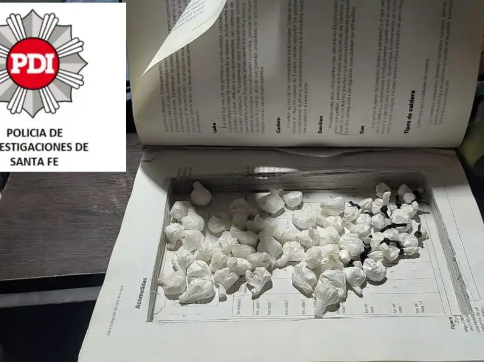 Los envoltorios descubiertos por las fuerzas policiales. Foto: Gentileza
