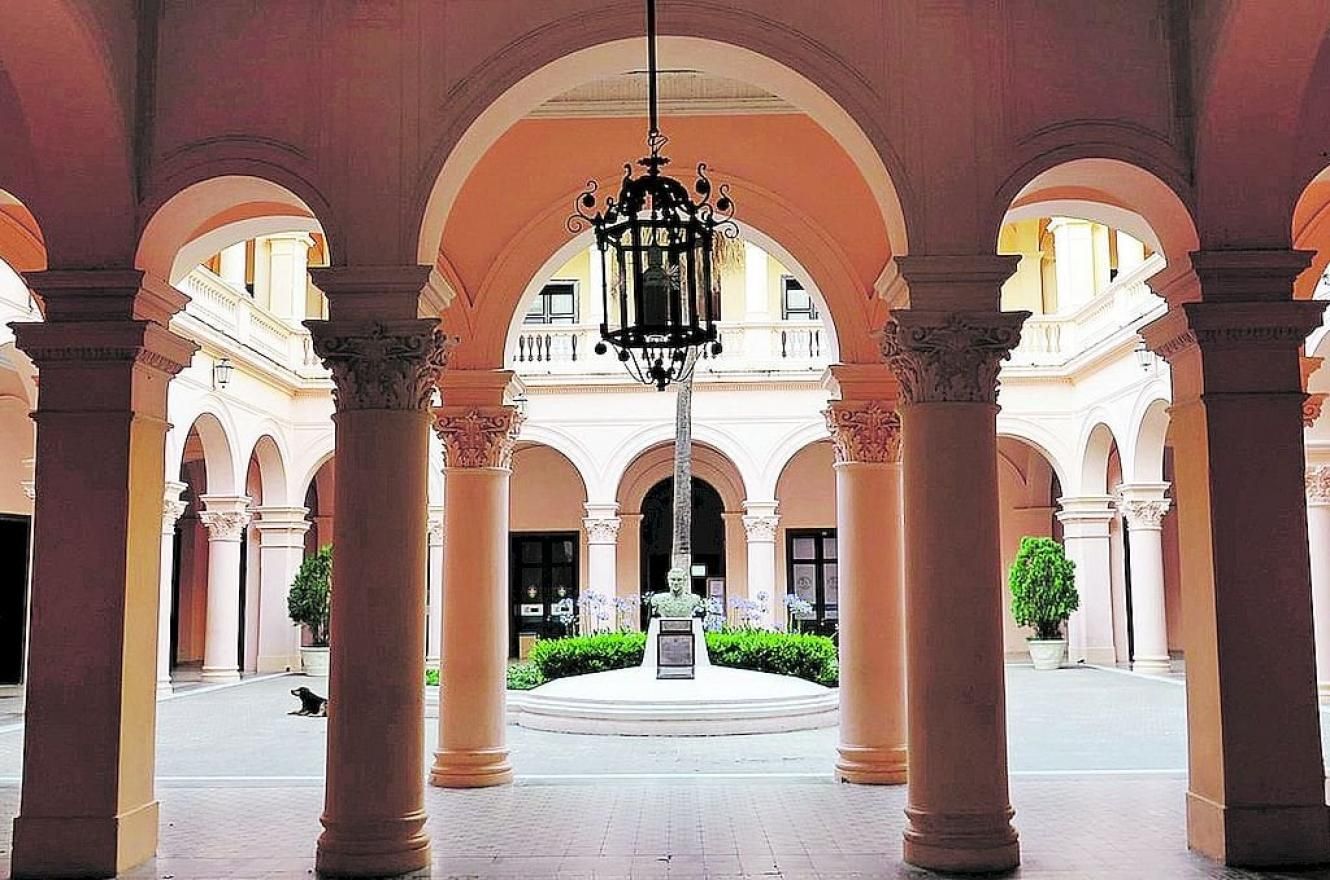 Denunciaron la desaparición de una varilla de bronce de la alfombra roja de la Casa de Gobierno