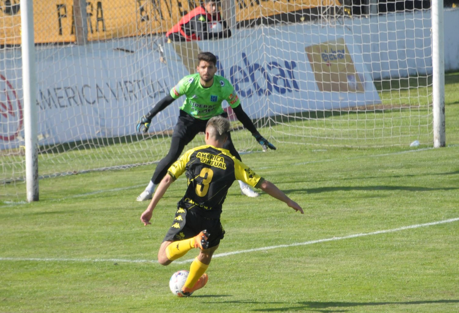 Rey Hilfer, el árbitro para Defensores-Santamarina