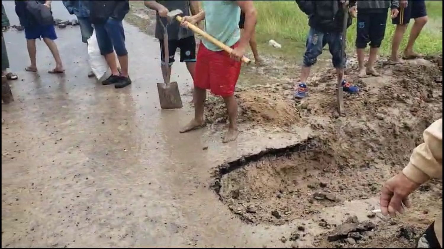 Vecinos de Reconquista rompieron el pavimento para que corra el agua