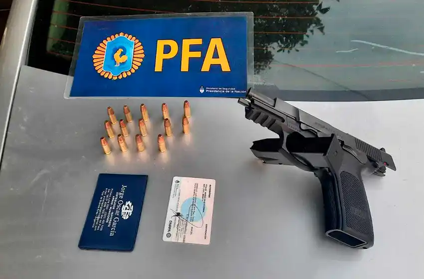 La Policía Federal detuvo a un hombre que portaba un arma de guerra