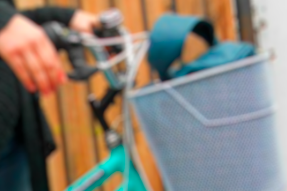 Motochorros la tiraron de la bici para robarle la mochila en pleno mediodía
