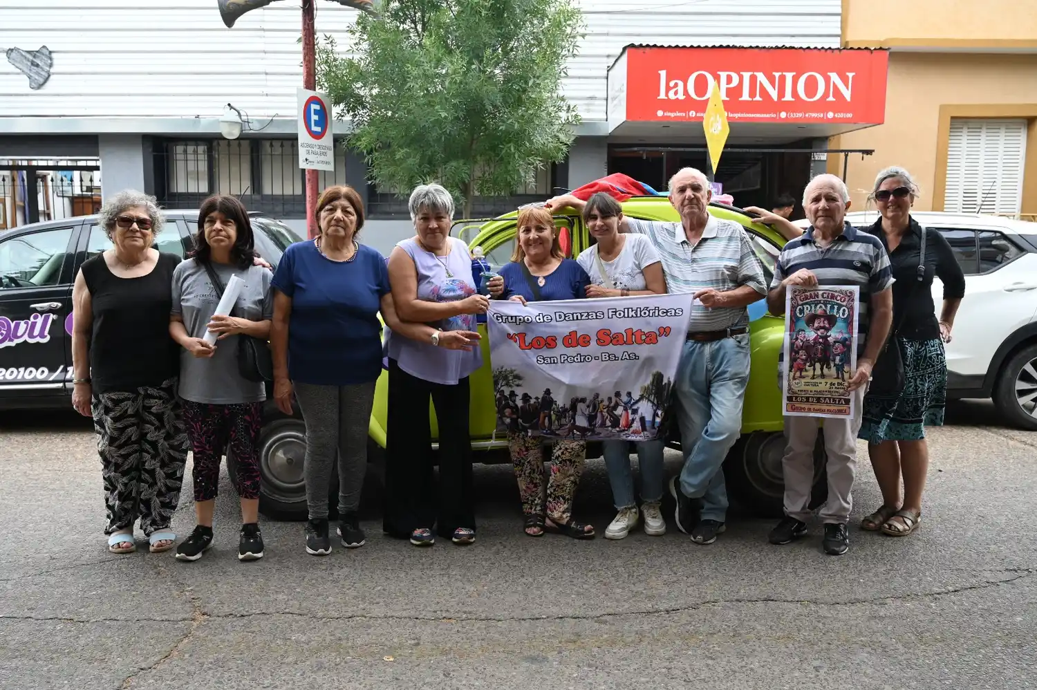 El grupo folklórico “Los de Salta” frente a la redacción de La Opinión