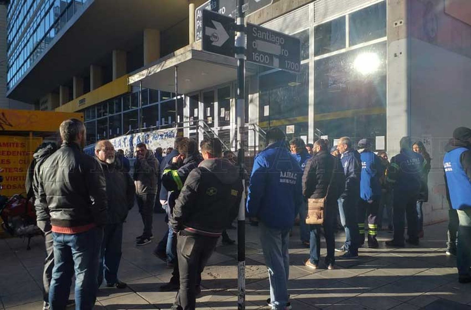 Trabajadores del Correo Argentino realizan un paro en la sede central