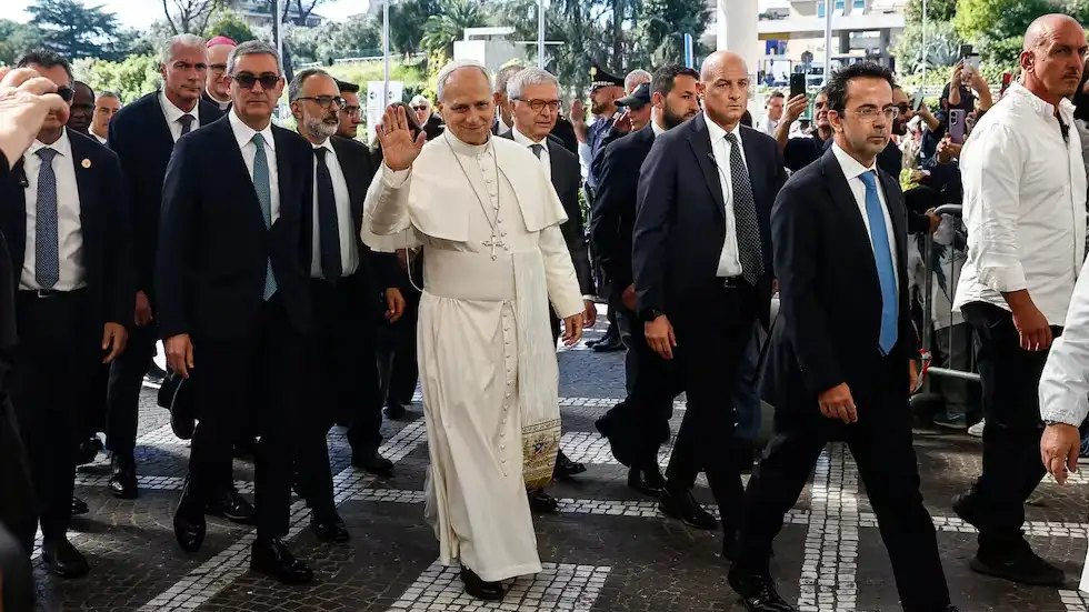 El papa León XIV entró caminando al hospital Gemelli acompañado de sus secretarios y médico personal.