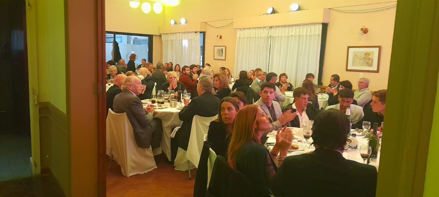 El Jockey todos los años se renueva para el 25 de Mayo con la intención de que los socios y amigos se alleguen a festejar esta fecha tan especial para los argentinos.
