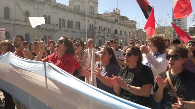 Docentes marcharon a Casa de Gobierno y reclamaron por el 35%