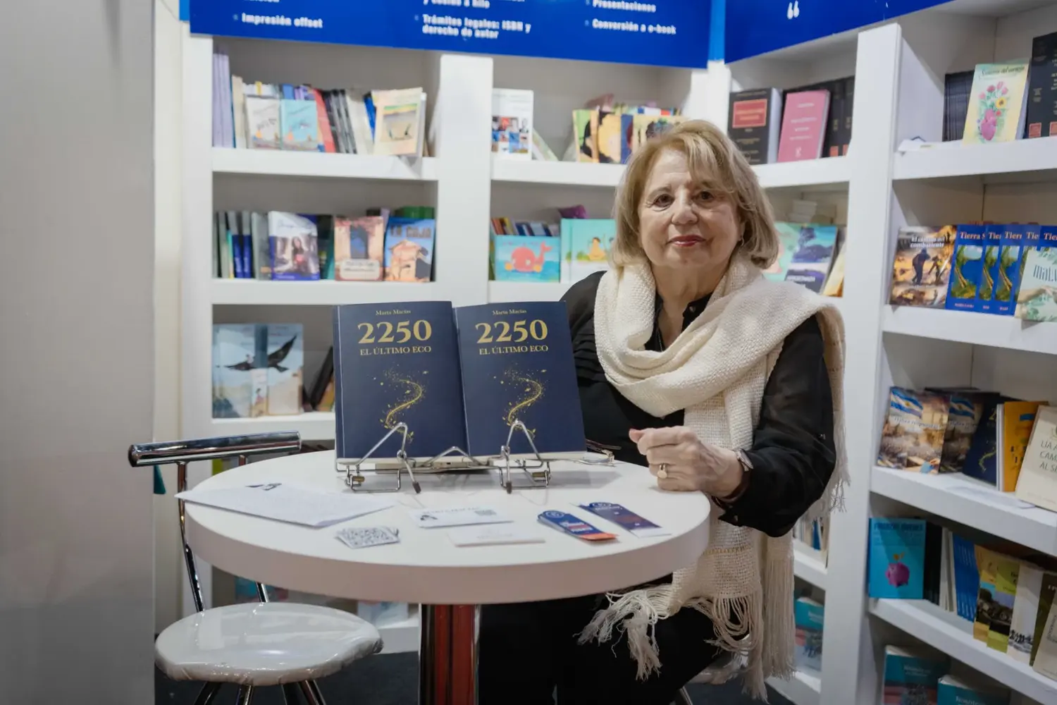Marta Macías con su último libro “2250 El último eco”, el 5 de mayo de 2026 en la Feria Internacional del Libro, en el stand de Editorial Servicoop