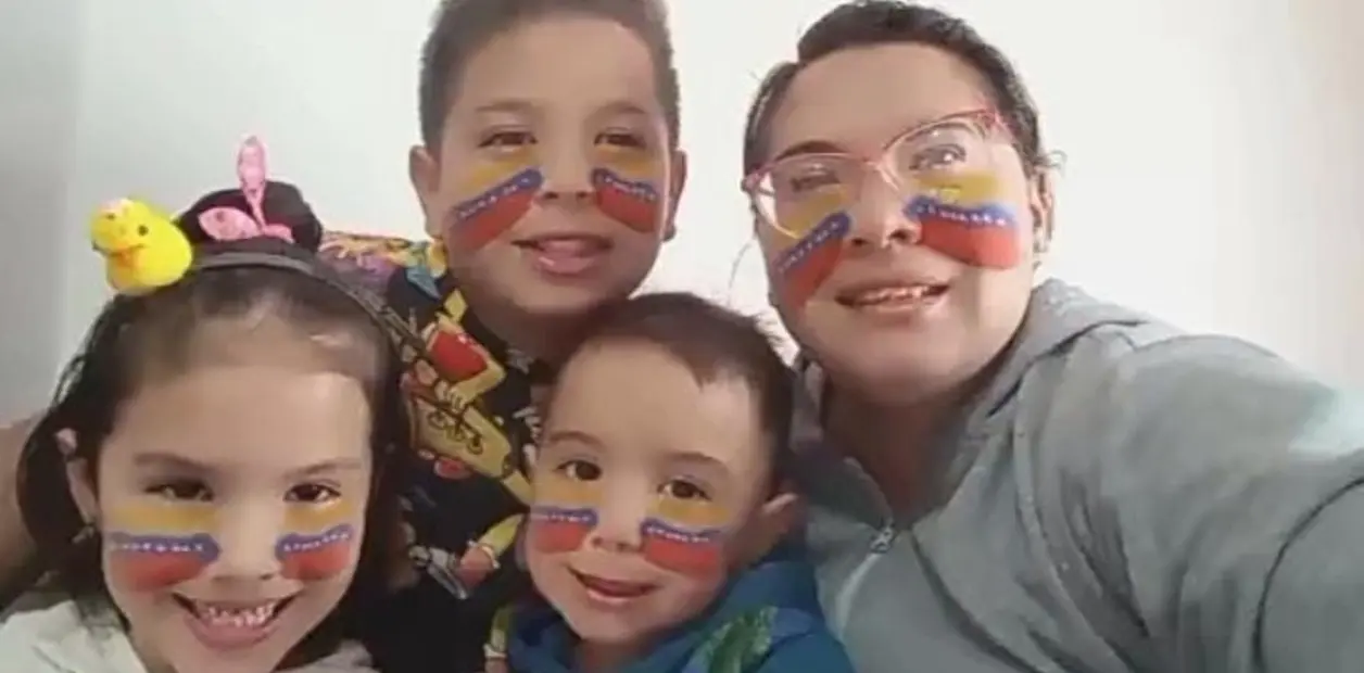 Stefy Durán junto a sus tres hijos.