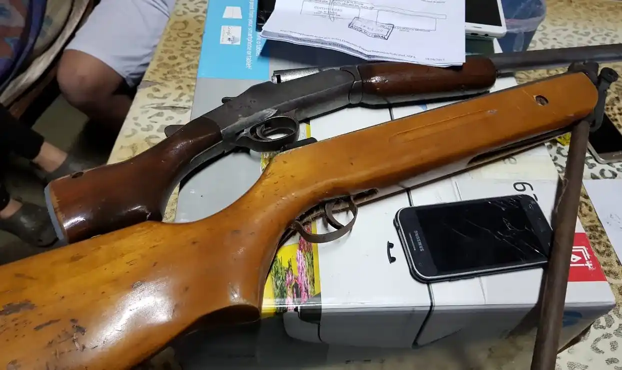 Detuvieron a dos jóvenes que tenían un arsenal en Belisario Roldán