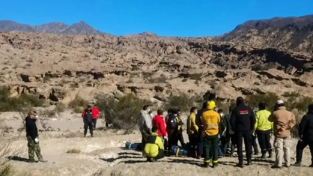 Equipos de emergencia durante el operativo desplegado en el Parque Provincial Ischigualasto, donde cayó el helicóptero Bell 412. FOTO: El Día