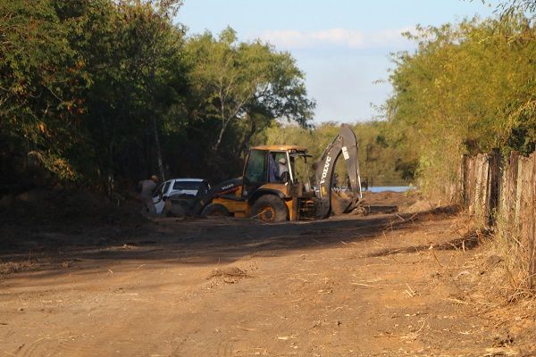 Trabajan en la parte final del caño terrestre para el nuevo volcado del PIG
