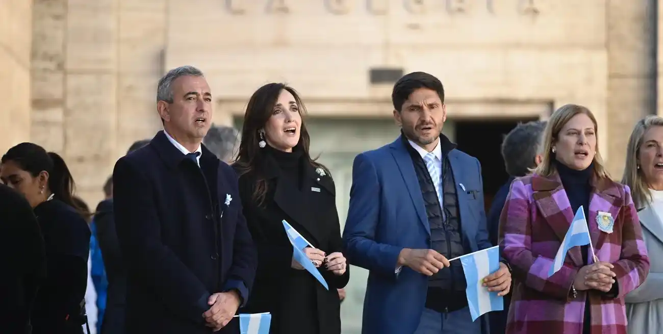 Autoridades nacionales, provinciales y municipales en el acto oficial del Día de la Bandera. Foto: Gentileza