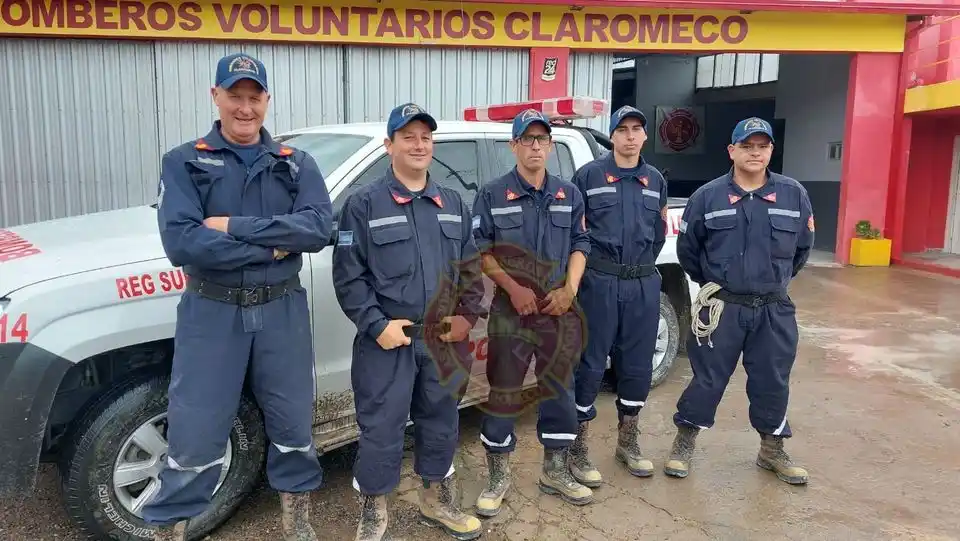 5 bomberos voluntarios de Claromecó viajaron a colaborar en los operativos de Villa Gesell