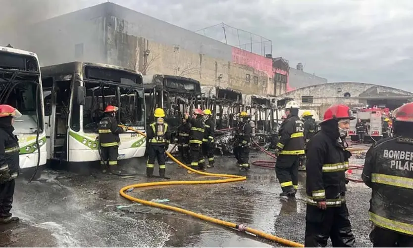 Voraz incendio en un galpón de colectivos de la línea 57