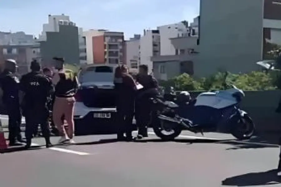 VIDEO: la policía se tiroteó con tres honbres que escapaban en plena autopista 