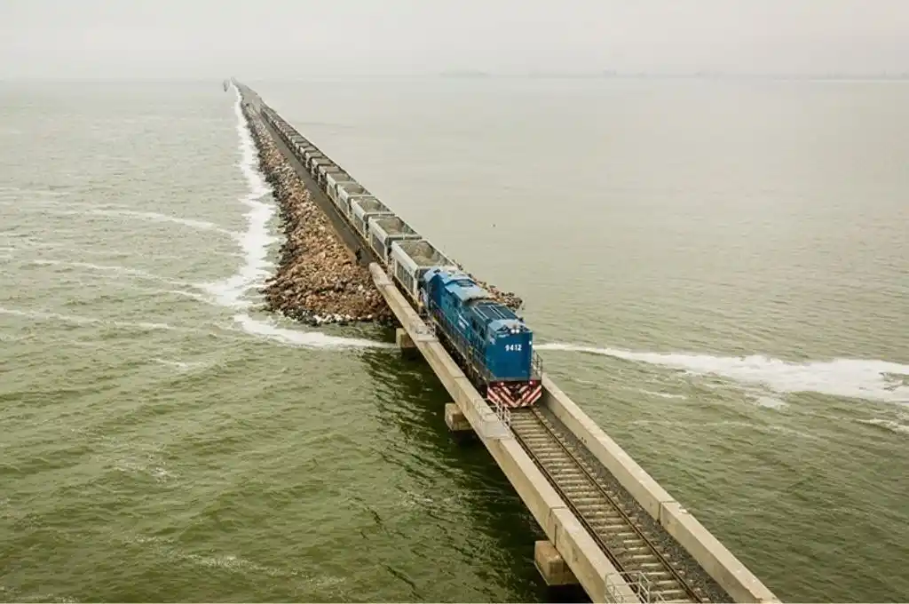 Un tren de pasajeros volvió a circular por el pedraplén de la laguna La Picasa